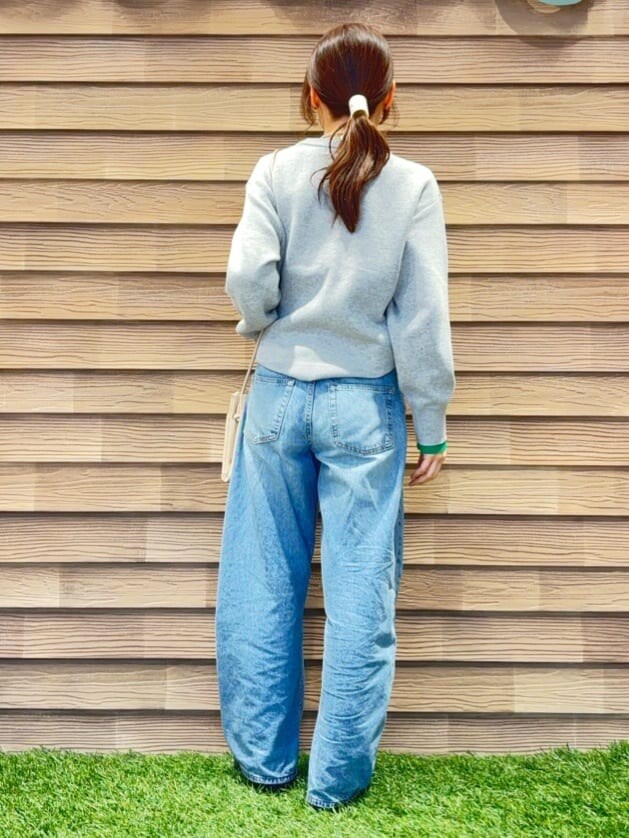 グレー系のニット/セーター、ブルー系のデニムパンツ、ブラック系のその他シューズを着用したレディースの冬コーディネートの3枚目の写真
