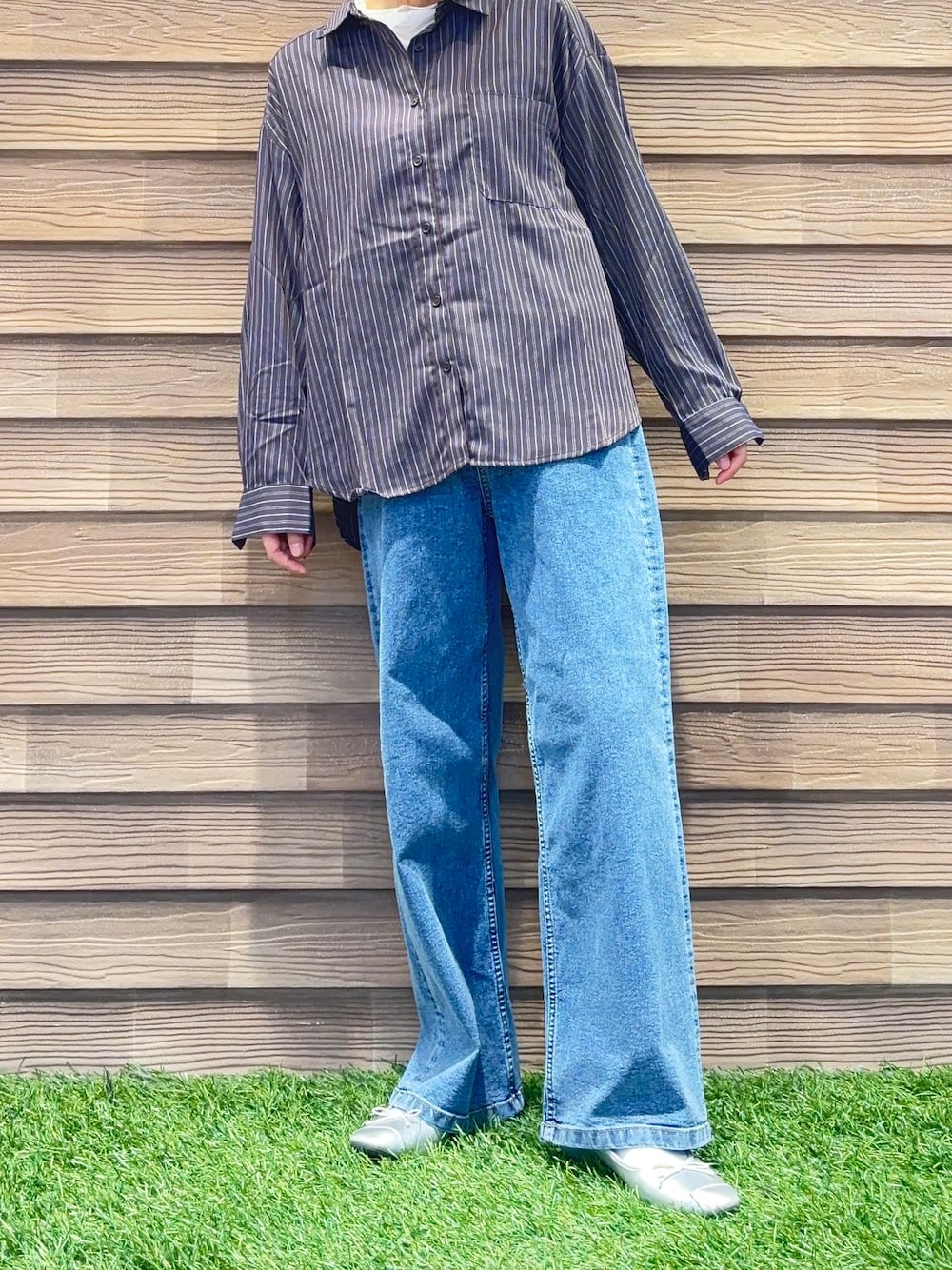 ブラウン系のシャツ/ブラウス、ホワイト系のTシャツ/カットソー、ブルー系のデニムパンツを着用したレディースの秋コーディネートの5枚目の写真