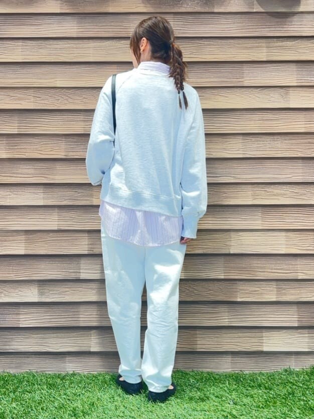 グレー系のスウェット、ピンク系のシャツ/ブラウス、ホワイト系のデニムパンツを着用したレディースの冬コーディネートの3枚目の写真