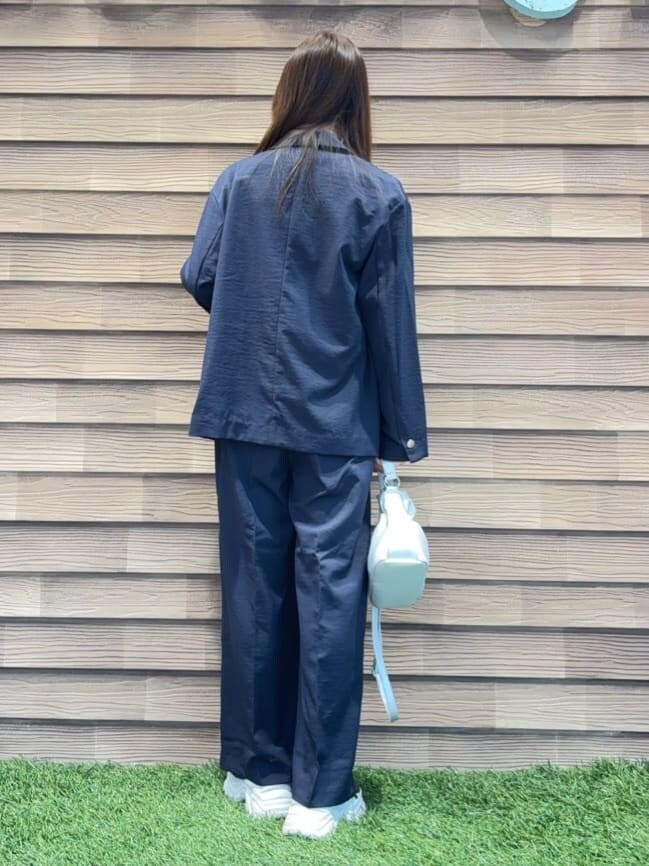 ブルー系のテーラードジャケット、ホワイト系のTシャツ/カットソー、ブルー系のその他パンツを着用したレディースの春コーディネートの3枚目の写真