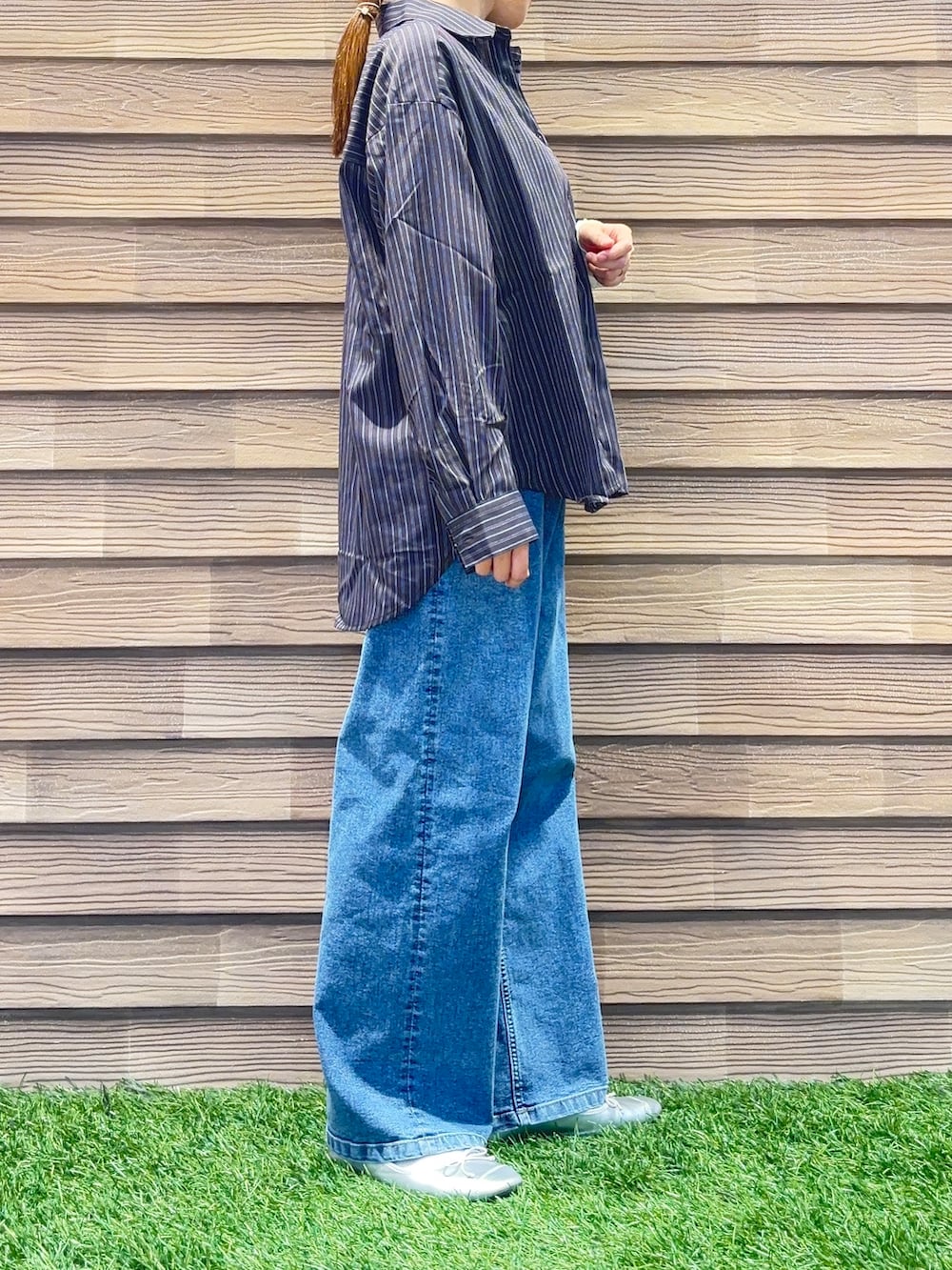 ブラウン系のシャツ/ブラウス、ホワイト系のTシャツ/カットソー、ブルー系のデニムパンツを着用したレディースの秋コーディネートの4枚目の写真