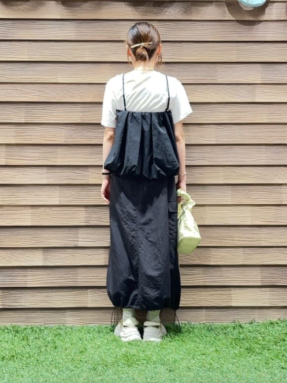 ブラック系のその他トップス、ブラック系のスカート、イエロー系のショルダーバッグを着用したレディースの夏コーディネートの3枚目の写真
