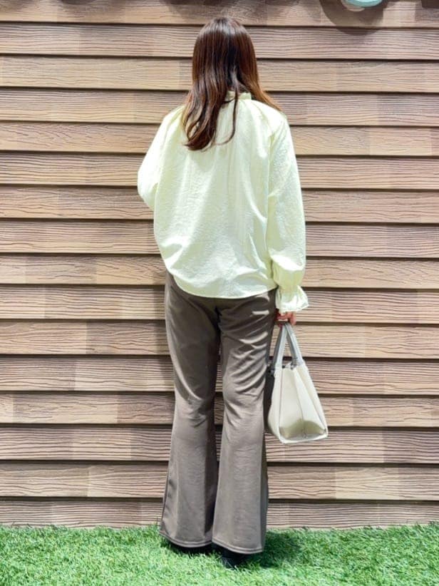 イエロー系のシャツ/ブラウス、ホワイト系のTシャツ/カットソー、ブラウン系のその他パンツを着用したレディースの春コーディネートの3枚目の写真