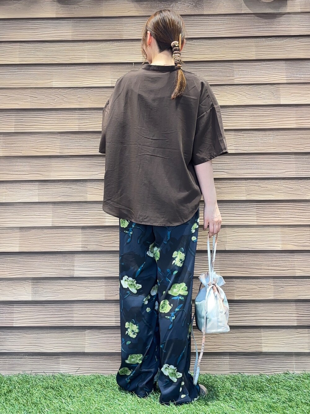 ブルー系のその他パンツ、ブラウン系のサンダル、ベージュ系のショルダーバッグを着用したレディースの夏コーディネートの3枚目の写真