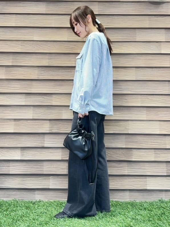 ブルー系のシャツ/ブラウス、ブラック系のデニムパンツ、ブラック系のその他シューズを着用したレディースの冬コーディネートの2枚目の写真