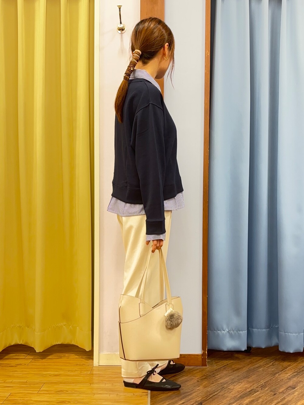 ブルー系のTシャツ/カットソー、ホワイト系のその他パンツ、グレー系のトートバッグを着用したレディースの秋コーディネートの3枚目の写真