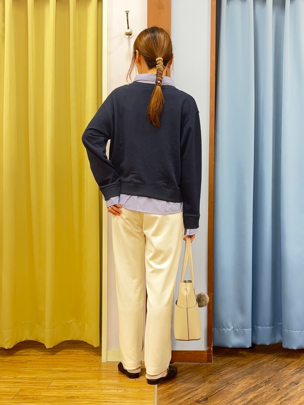 ブルー系のTシャツ/カットソー、ホワイト系のその他パンツ、グレー系のトートバッグを着用したレディースの秋コーディネートの4枚目の写真