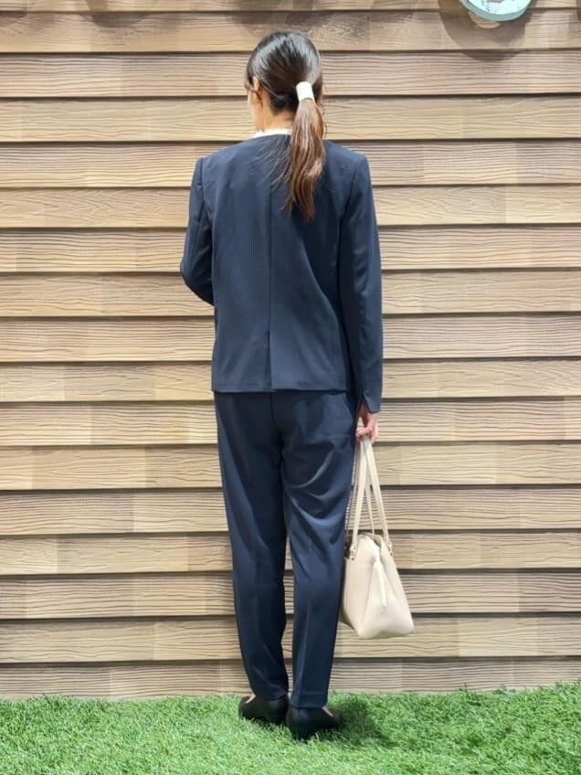 ブルー系のノーカラージャケット、ホワイト系のシャツ/ブラウス、ブルー系のその他パンツを着用したレディースの冬コーディネートの3枚目の写真
