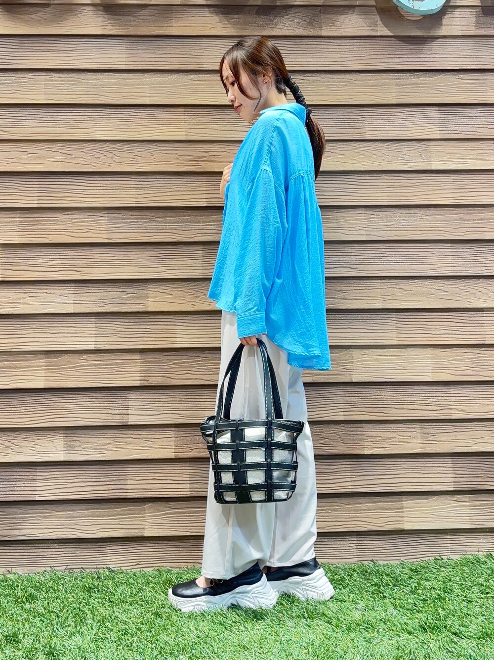 ブルー系のシャツ/ブラウス、ホワイト系のタンクトップ、ベージュ系のその他パンツを着用したレディースの春コーディネートの2枚目の写真
