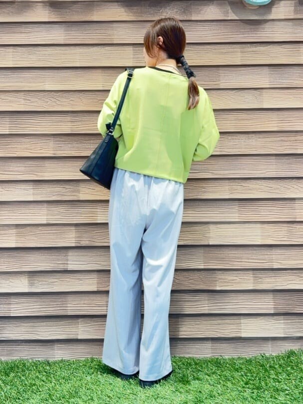 グリーン系のニット/セーター、グレー系のその他パンツ、ブラック系のパンプスを着用したレディースの春コーディネートの3枚目の写真