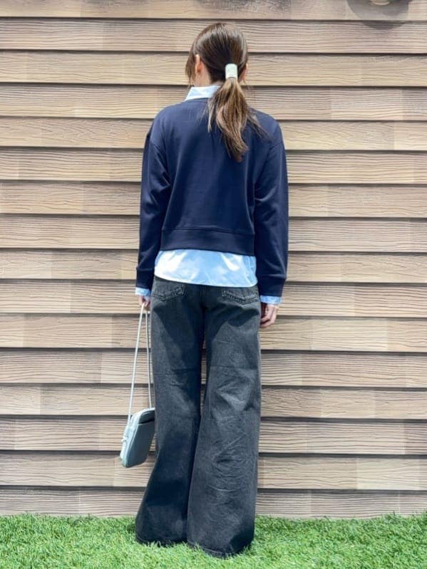 ブルー系のスウェット、ブラック系のデニムパンツ、ブラック系のその他シューズを着用したレディースの冬コーディネートの3枚目の写真