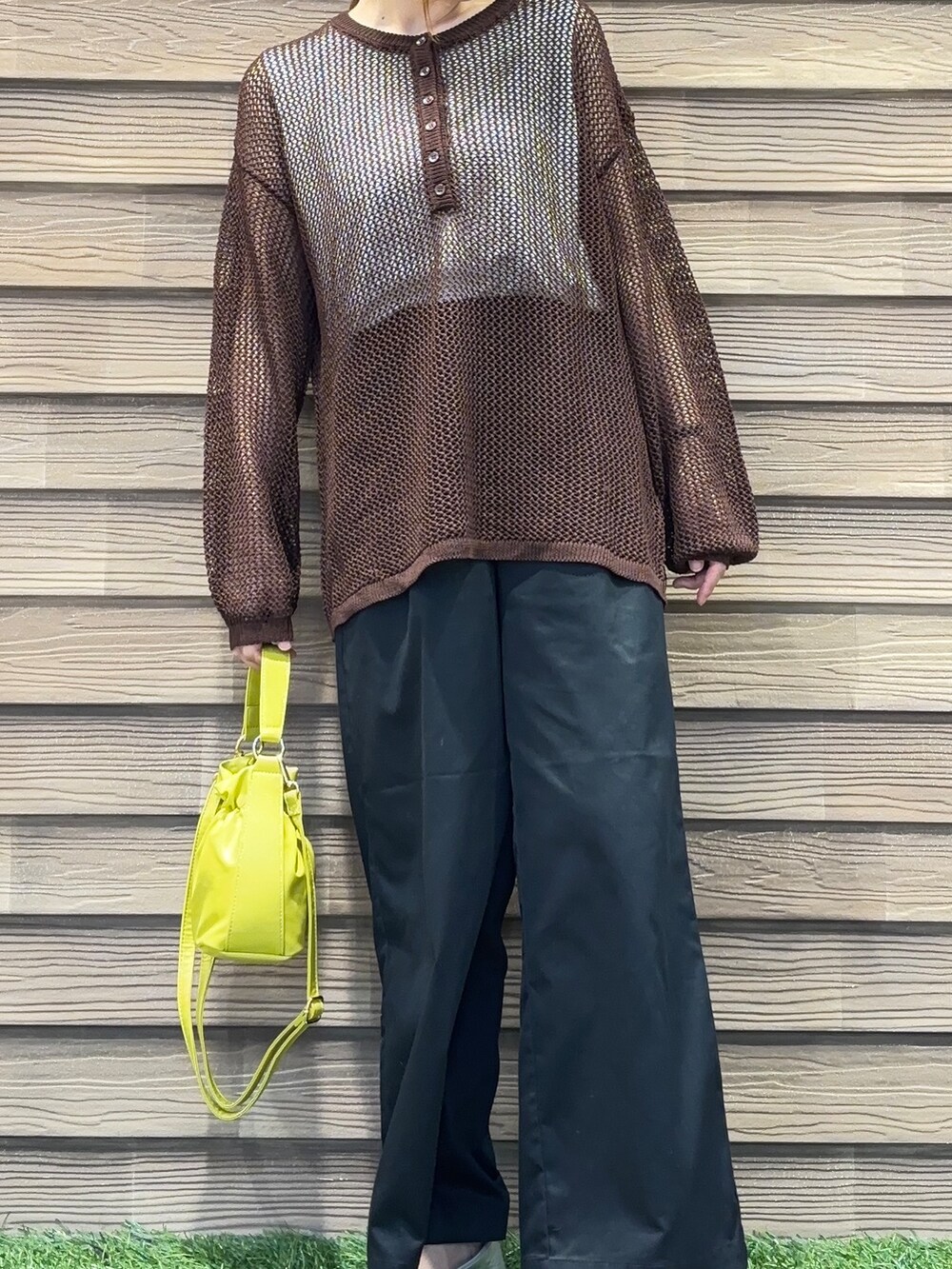 ブラック系のその他パンツ、イエロー系のショルダーバッグを着用したレディースの夏コーディネートの5枚目の写真