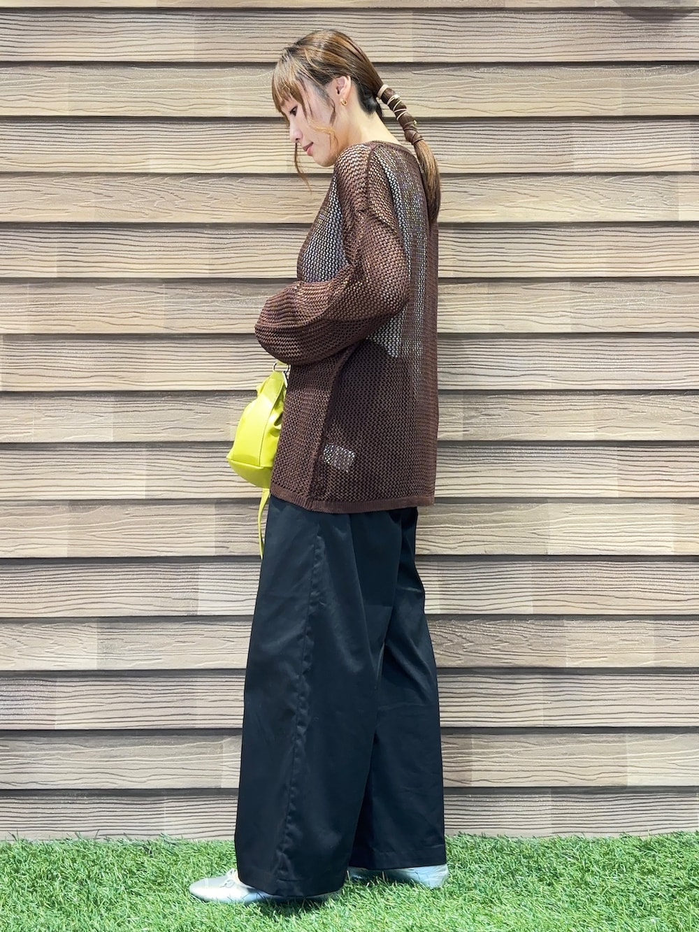 ブラック系のその他パンツ、イエロー系のショルダーバッグを着用したレディースの夏コーディネートの2枚目の写真