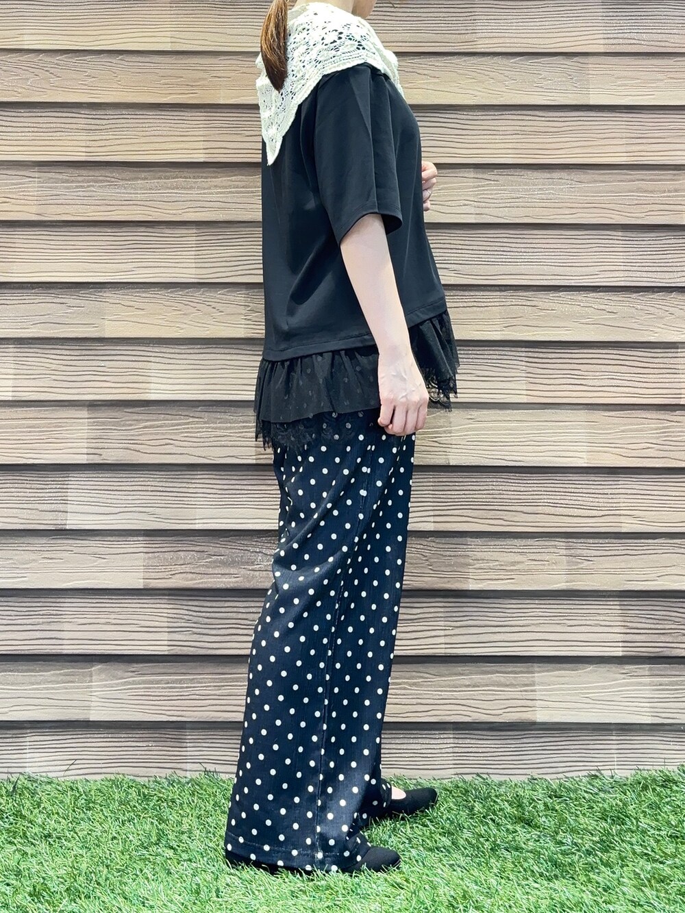 ブラック系のTシャツ/カットソー、ブラック系のその他パンツ、ブラック系のパンプスを着用したレディースの夏コーディネートの4枚目の写真
