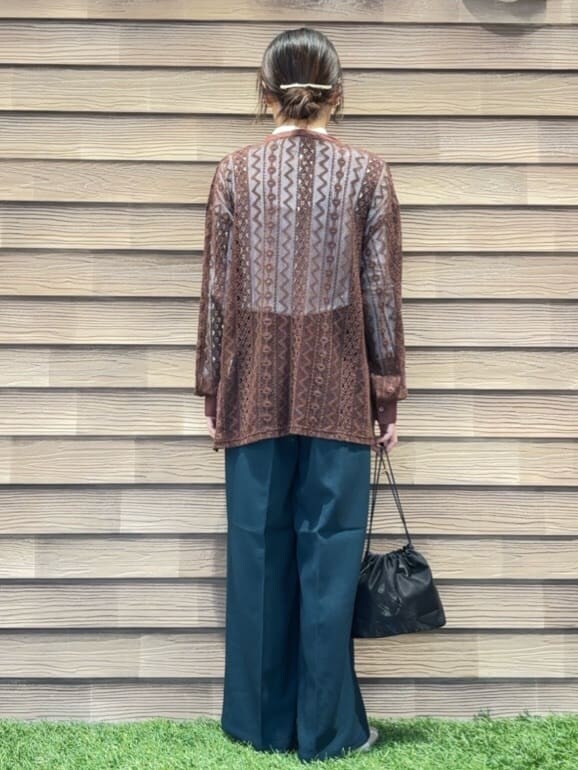 ブラウン系のシャツ/ブラウス、ホワイト系のTシャツ/カットソー、グリーン系のその他パンツを着用したレディースの秋コーディネートの3枚目の写真