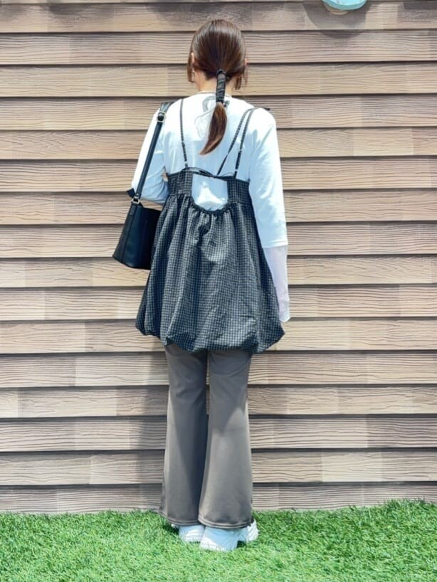 グレー系のチュニック、ホワイト系のTシャツ/カットソー、ブラウン系のその他パンツを着用したレディースの春コーディネートの3枚目の写真