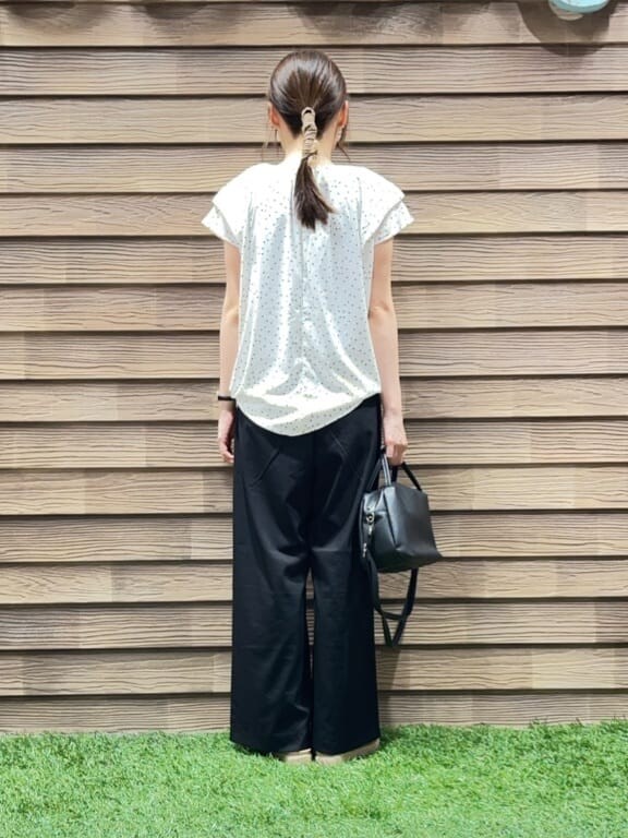 ホワイト系のシャツ/ブラウス、ブラック系のその他パンツ、ベージュ系のサンダルを着用したレディースの夏コーディネートの3枚目の写真