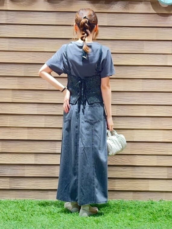ブラック系のその他トップス、ブラック系のスカート、ゴールド系のパンプスを着用したレディースの春コーディネートの3枚目の写真
