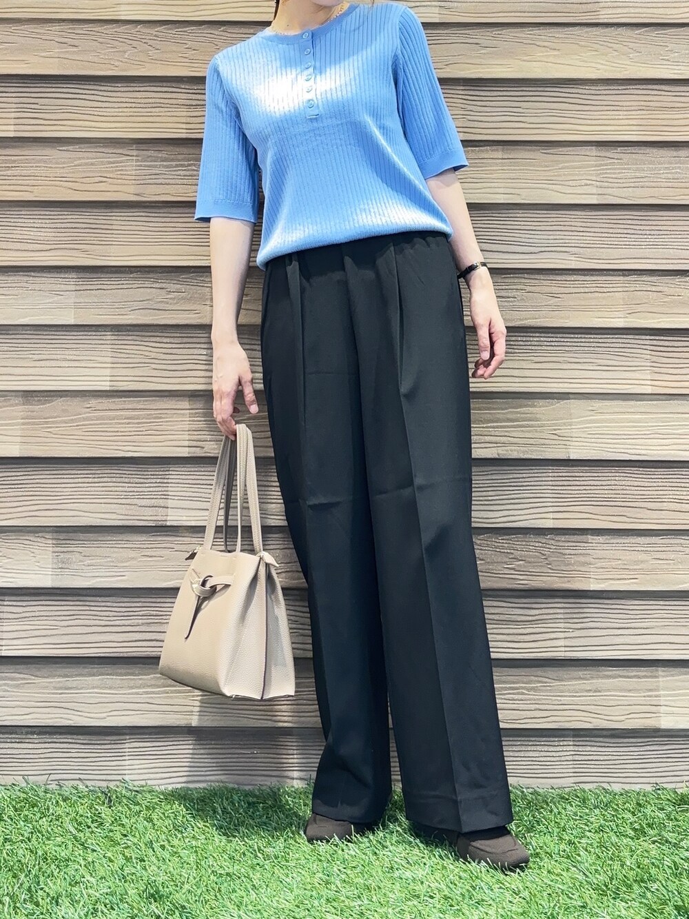 ブルー系のニット/セーター、ブラック系のその他パンツ、ブラウン系のその他シューズを着用したレディースの夏コーディネートの5枚目の写真