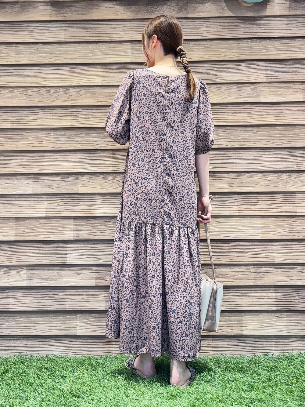 ブラウン系のワンピース、ブラウン系のサンダル、ベージュ系のショルダーバッグを着用したレディースの夏コーディネートの3枚目の写真