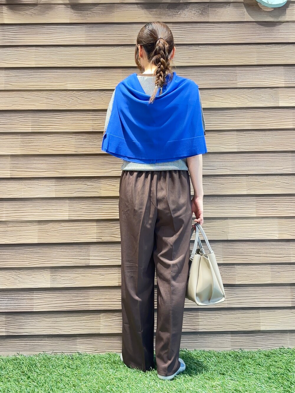 ブラウン系のニット/セーター、ブラウン系のその他パンツ、ベージュ系のパンプスを着用したレディースの春コーディネートの3枚目の写真