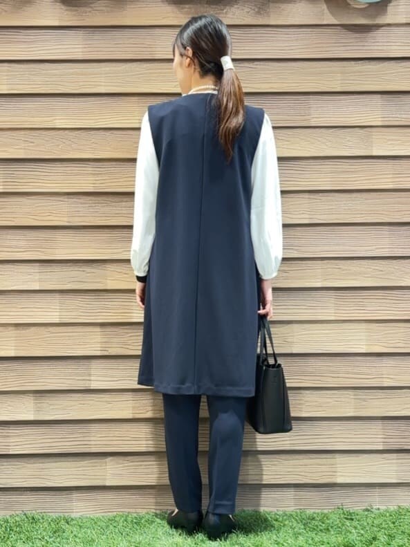 ブルー系のベスト、ホワイト系のシャツ/ブラウス、ブルー系のその他パンツを着用したレディースの冬コーディネートの3枚目の写真