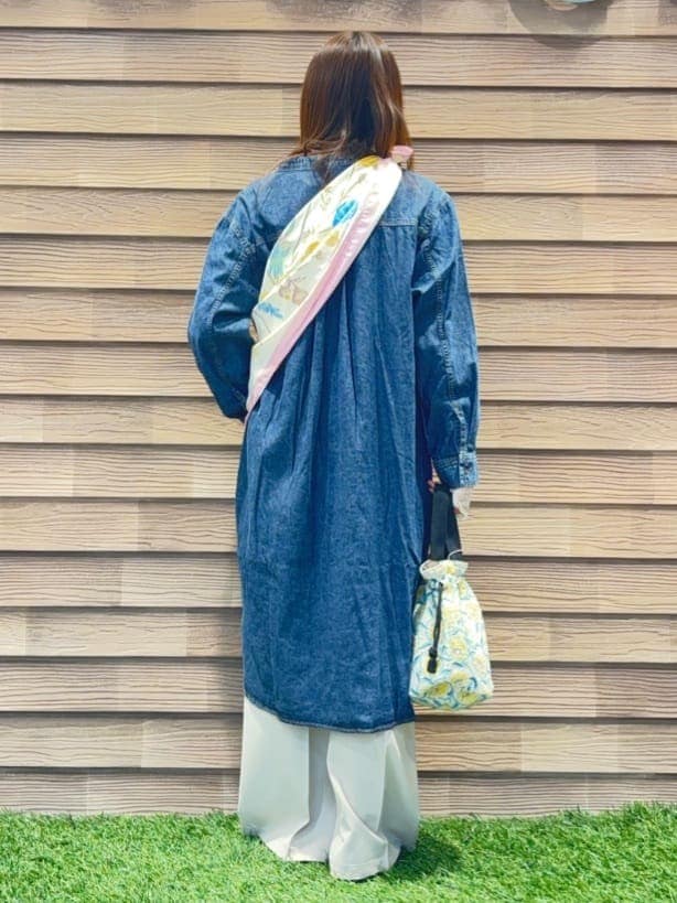ブルー系のワンピース、イエロー系のTシャツ/カットソー、ベージュ系のその他パンツを着用したレディースの春コーディネートの3枚目の写真