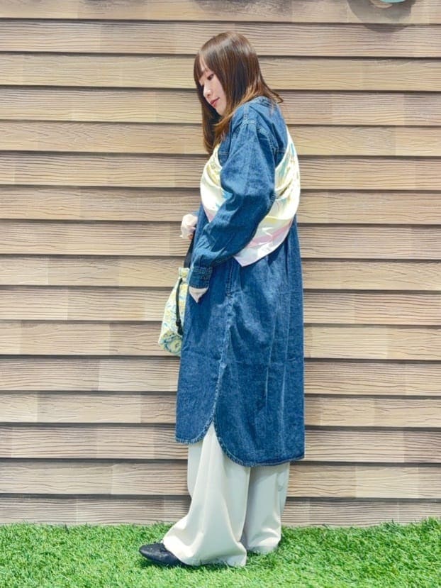 ブルー系のワンピース、イエロー系のTシャツ/カットソー、ベージュ系のその他パンツを着用したレディースの春コーディネートの2枚目の写真