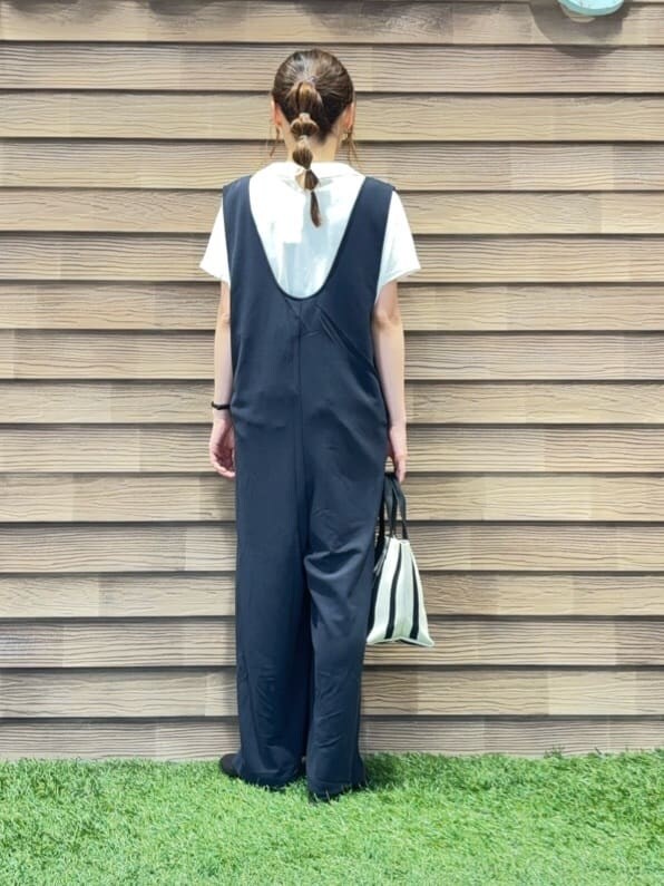 ホワイト系のTシャツ/カットソー、ブルー系のサロペット/オーバーオール、ブラック系のその他シューズを着用したレディースの夏コーディネートの3枚目の写真