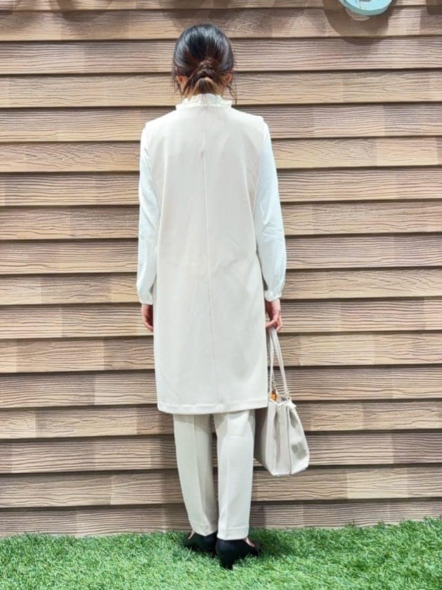 ベージュ系のベスト、ホワイト系のシャツ/ブラウス、ベージュ系のその他パンツを着用したレディースの冬コーディネートの3枚目の写真