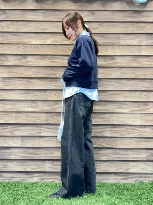 ブルー系のスウェット、ブラック系のデニムパンツ、ブラック系のその他シューズを着用したレディースの冬コーディネートの2枚目の写真