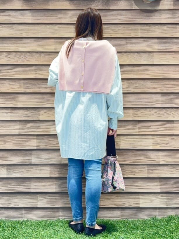 グリーン系のシャツ/ブラウス、ピンク系のカーディガン/ボレロ、ブルー系のデニムパンツを着用したレディースの春コーディネートの3枚目の写真