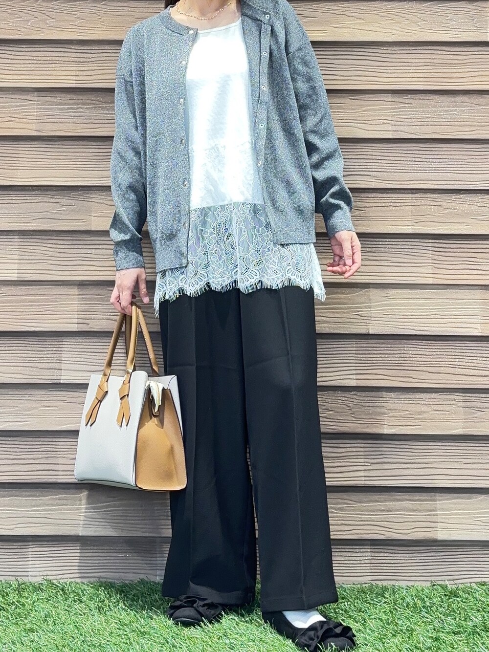 グレー系のカーディガン/ボレロ、ホワイト系のタンクトップ、ブラック系のその他パンツを着用したレディースの秋コーディネートの5枚目の写真
