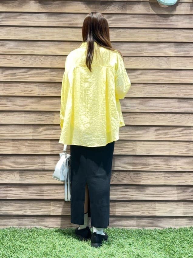 イエロー系のシャツ/ブラウス、ホワイト系のTシャツ/カットソー、ブラック系のスカートを着用したレディースの春コーディネートの3枚目の写真