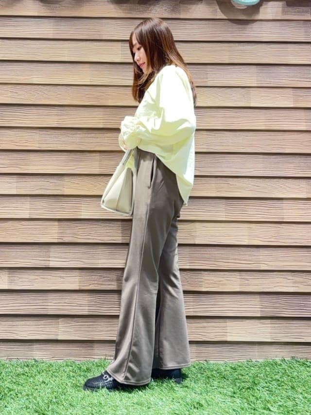 イエロー系のシャツ/ブラウス、ホワイト系のTシャツ/カットソー、ブラウン系のその他パンツを着用したレディースの春コーディネートの2枚目の写真