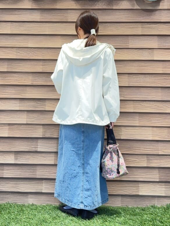 ホワイト系のブルゾン、ブルー系のTシャツ/カットソー、ブルー系のデニムスカートを着用したレディースの冬コーディネートの3枚目の写真