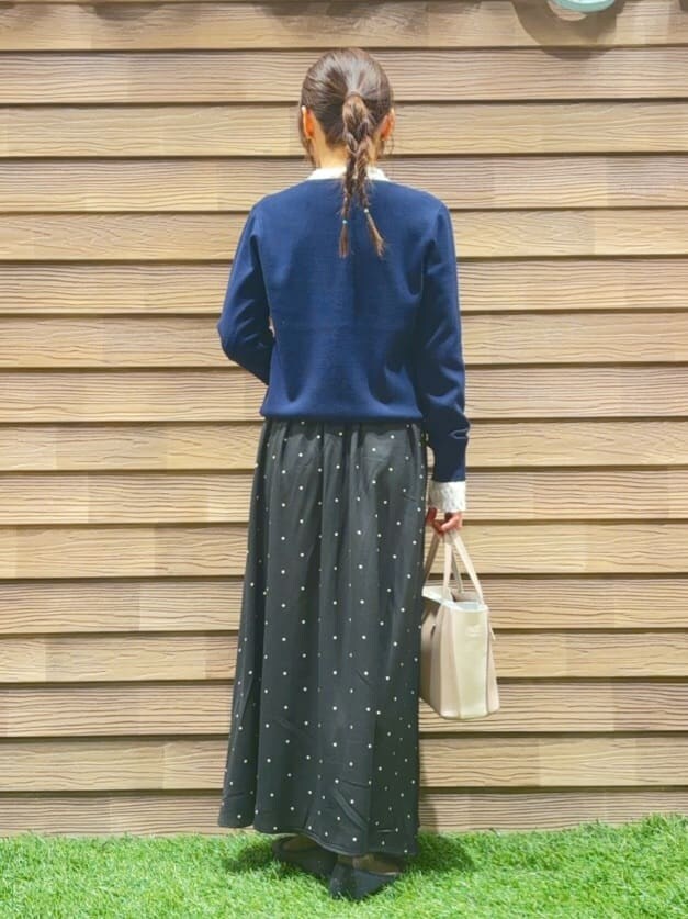 ブルー系のカーディガン/ボレロ、ブラック系のスカート、ブラック系のその他シューズを着用したレディースの冬コーディネートの3枚目の写真