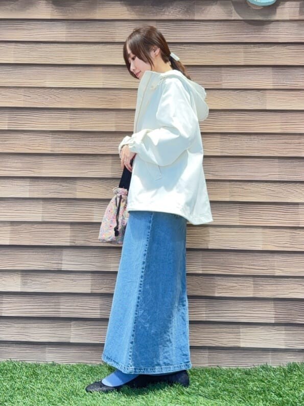 ホワイト系のブルゾン、ブルー系のTシャツ/カットソー、ブルー系のデニムスカートを着用したレディースの冬コーディネートの2枚目の写真