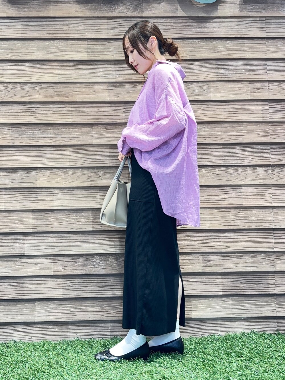 ピンク系のシャツ/ブラウス、ブラウン系のトートバッグ、ホワイト系のタンクトップを着用したレディースの春コーディネートの2枚目の写真