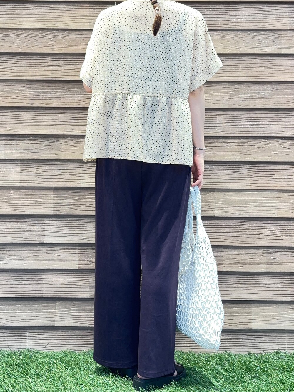 ブラウン系のその他パンツ、ホワイト系のトートバッグを着用したレディースの夏コーディネートの5枚目の写真