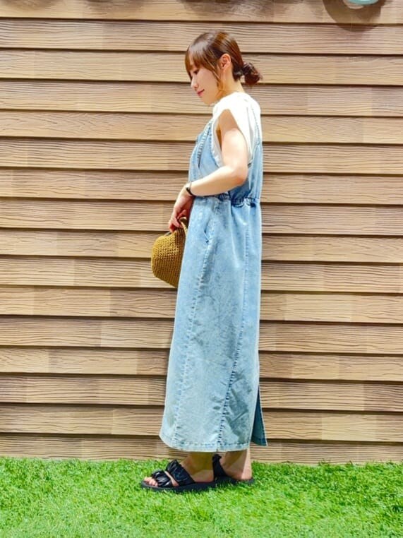 ホワイト系のTシャツ/カットソー、ブルー系のワンピース、ブラウン系のハットを着用したレディースの夏コーディネートの2枚目の写真