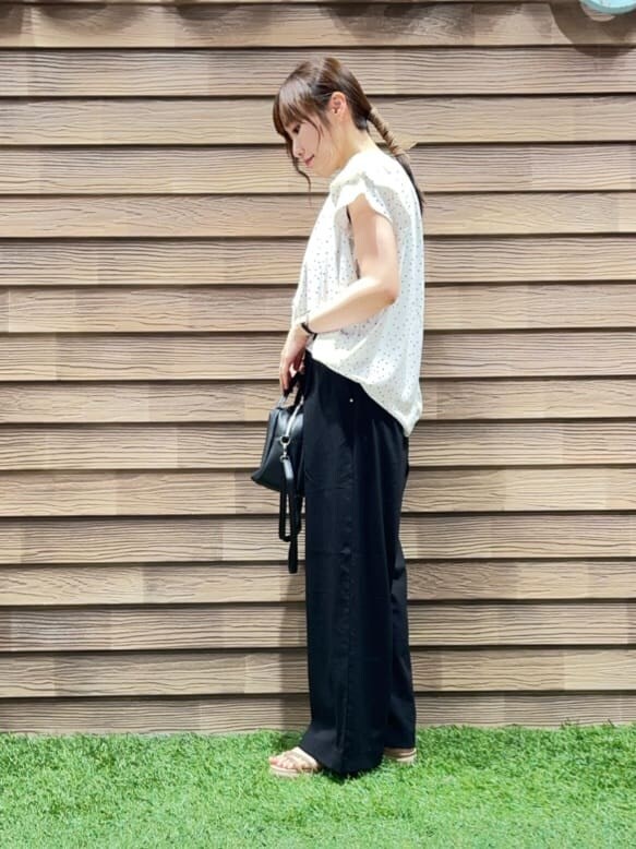 ホワイト系のシャツ/ブラウス、ブラック系のその他パンツ、ベージュ系のサンダルを着用したレディースの夏コーディネートの2枚目の写真