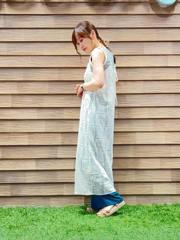 ホワイト系のワンピース、グリーン系のその他パンツ、ベージュ系のサンダルを着用したレディースの夏コーディネートの2枚目の写真