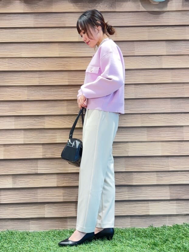 ピンク系のカーディガン/ボレロ、ホワイト系のシャツ/ブラウス、ベージュ系のその他パンツを着用したレディースの冬コーディネートの2枚目の写真