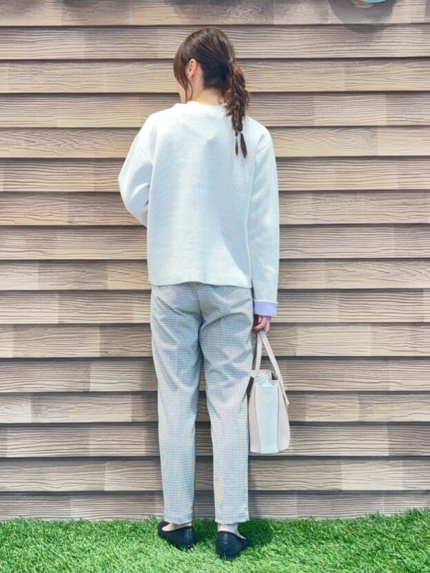 ホワイト系のカーディガン/ボレロ、ベージュ系のその他パンツ、ブラック系のその他シューズを着用したレディースの春コーディネートの3枚目の写真