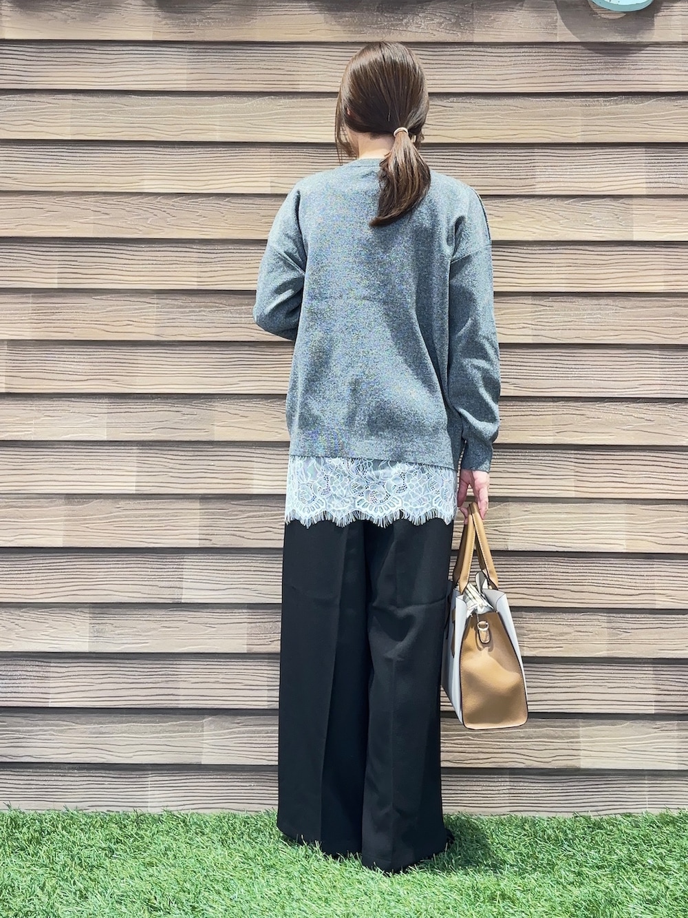 グレー系のカーディガン/ボレロ、ホワイト系のタンクトップ、ブラック系のその他パンツを着用したレディースの秋コーディネートの3枚目の写真