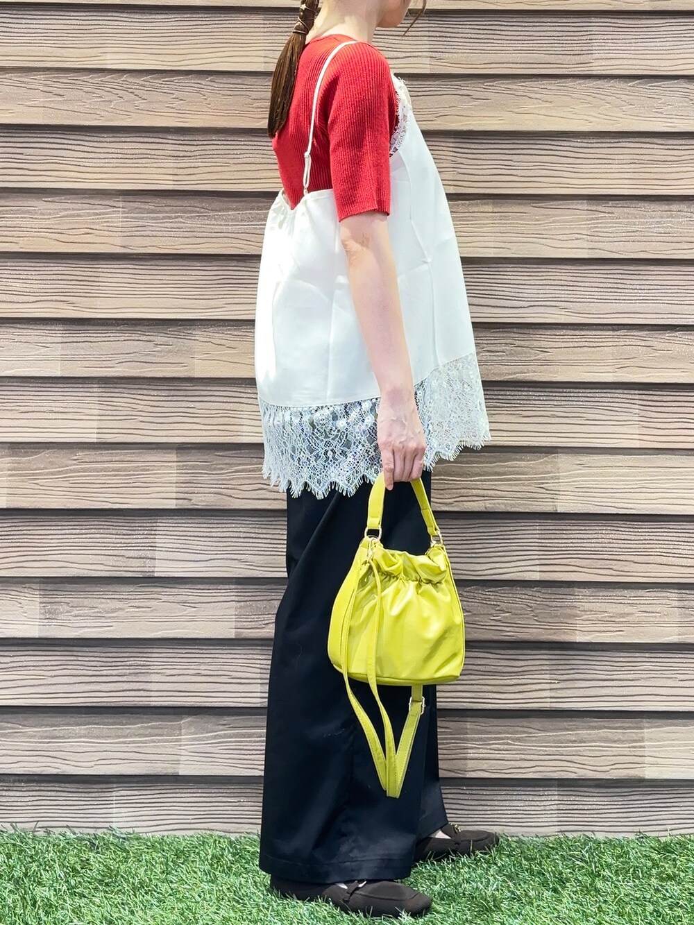 レッド系のニット/セーター、ホワイト系のTシャツ/カットソー、ブラック系のその他パンツを着用したレディースの夏コーディネートの4枚目の写真