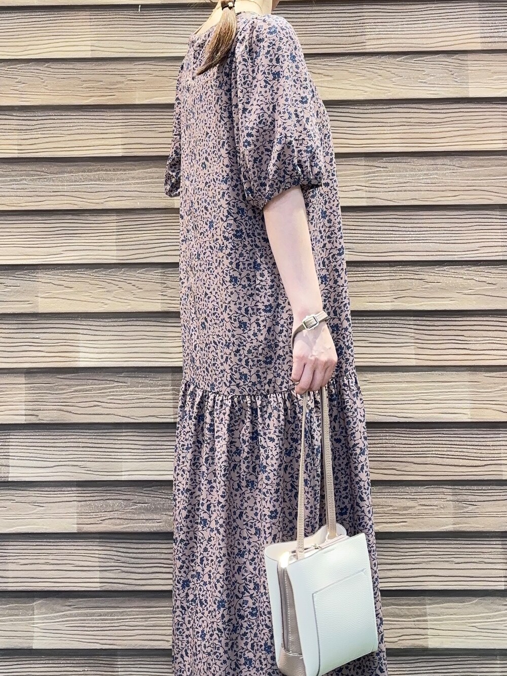 ブラウン系のワンピース、ブラウン系のサンダル、ベージュ系のショルダーバッグを着用したレディースの夏コーディネートの5枚目の写真