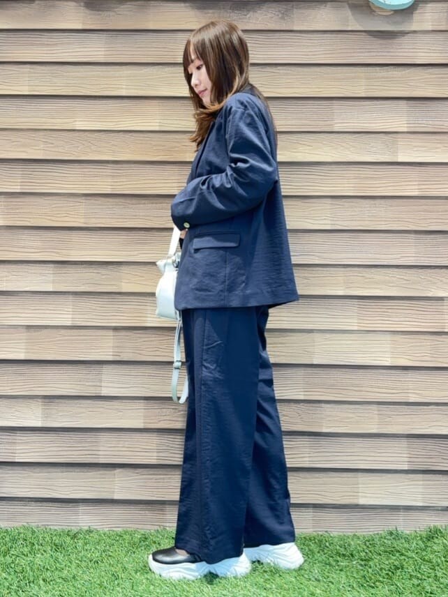 ブルー系のテーラードジャケット、ホワイト系のTシャツ/カットソー、ブルー系のその他パンツを着用したレディースの春コーディネートの2枚目の写真