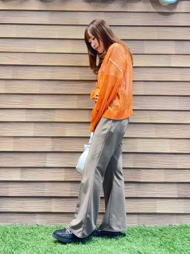 オレンジ系のその他トップス、ブラウン系のその他パンツ、ブラック系のパンプスを着用したレディースの春コーディネートの2枚目の写真